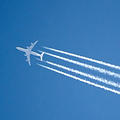 飛機於高空釋出的水蒸氣，稱為飛機雲或「凝結尾」。圖片來源：Wikipedia