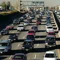 日益增加的交通運輸、空氣污染及燃料消耗，漸成為都市發展的主要問題。圖為科羅拉多州丹佛市的交通尖鋒時刻。圖片來源：Warren Gretz,NREL