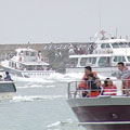 積極發展休閒觀光成為很多漁港的新方向，碼頭裡一到假日就擠滿了載客出海觀光的船隻。
