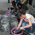 志工們施工第一步：清洗瓦片