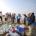 志工們護沙行動前，聽七股海岸保護協會副總幹事蔡文凱講解