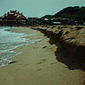 核四重件碼頭興建後，沙灘開始嚴重流失，並在猛浪侵蝕下變成陡直山壁般的險象。(攝影：阿英姊)　　