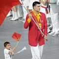 姚明和林浩帶領中國奧運選手穿越北京奧運開幕典禮會場；圖片來源：Liu Dawei，新華社