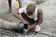 取水中的非洲男孩。照片來源：聯合國網站