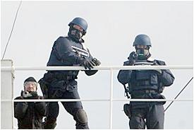 日本捕鯨船上的警衛。海洋守護協會提供