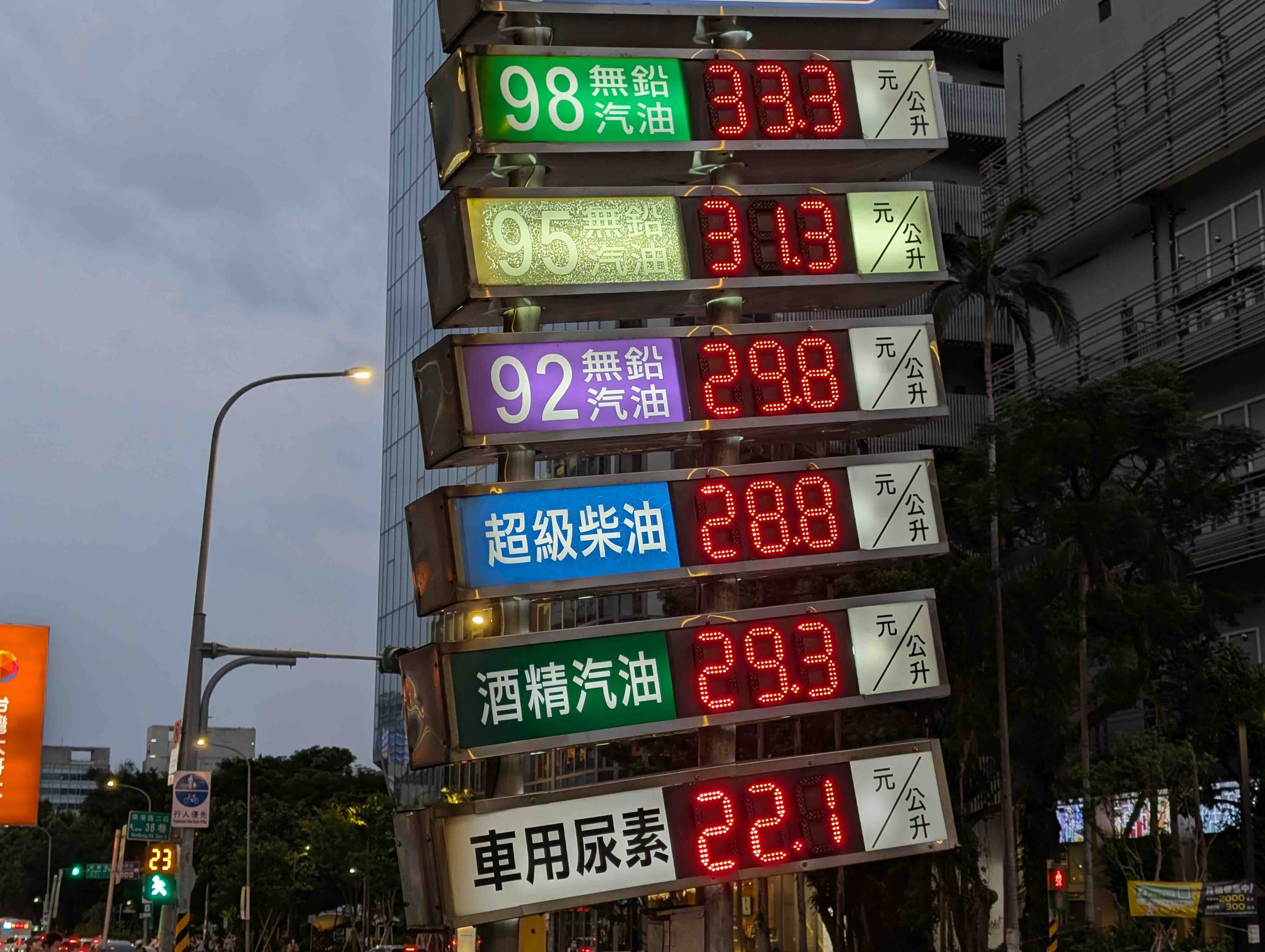 行政院3日通過6076億元追加預算,當中編列2338億元增資中油,用於改善財務、建設天然氣管線、接收站儲槽。示意圖。攝影:陳昭宏