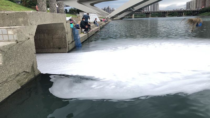 碧潭連四天漂浮不明泡沫 環保局：水質無異常