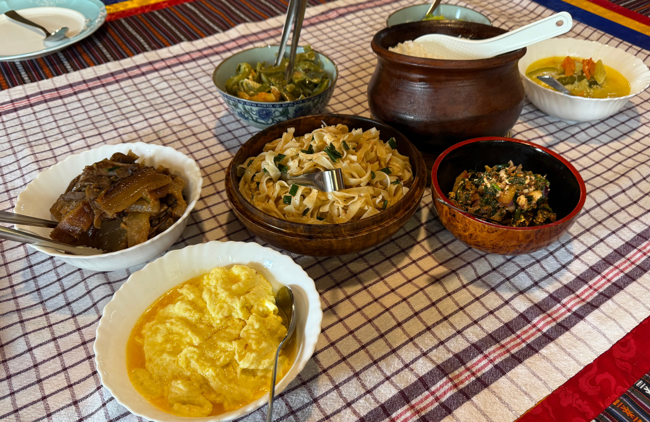 不丹飲食辛辣重口且高度依賴乳製品，辣椒起司（emma datshi）、ezay辣醬都是經典菜餚。攝影：黃海寧