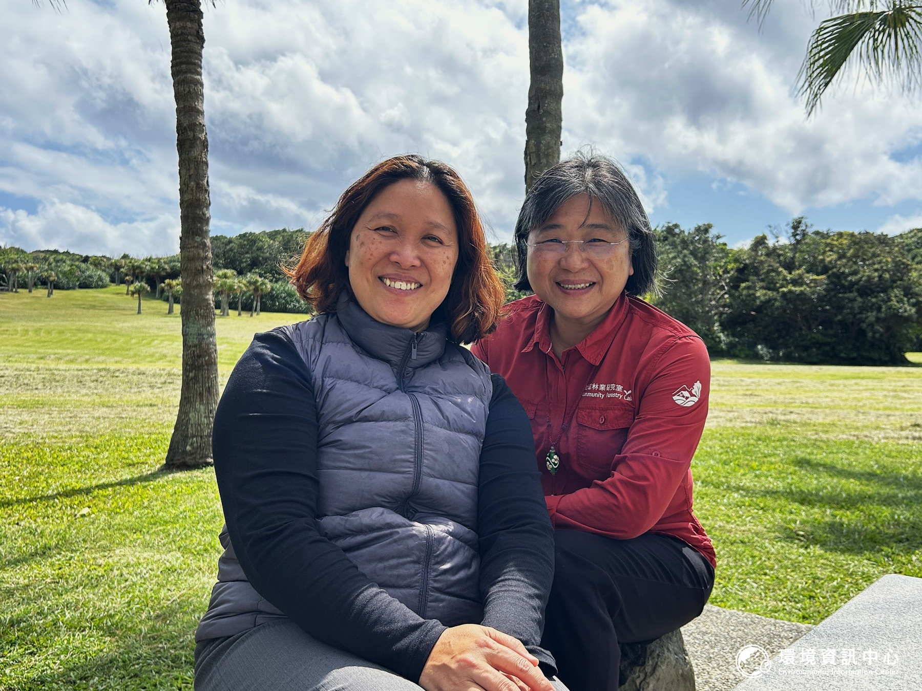 吳儷嬅(左)以前陳美惠(右)的助手,今成為落山風永續觀光勞動合作社理事主席。攝影︰袁慧妍