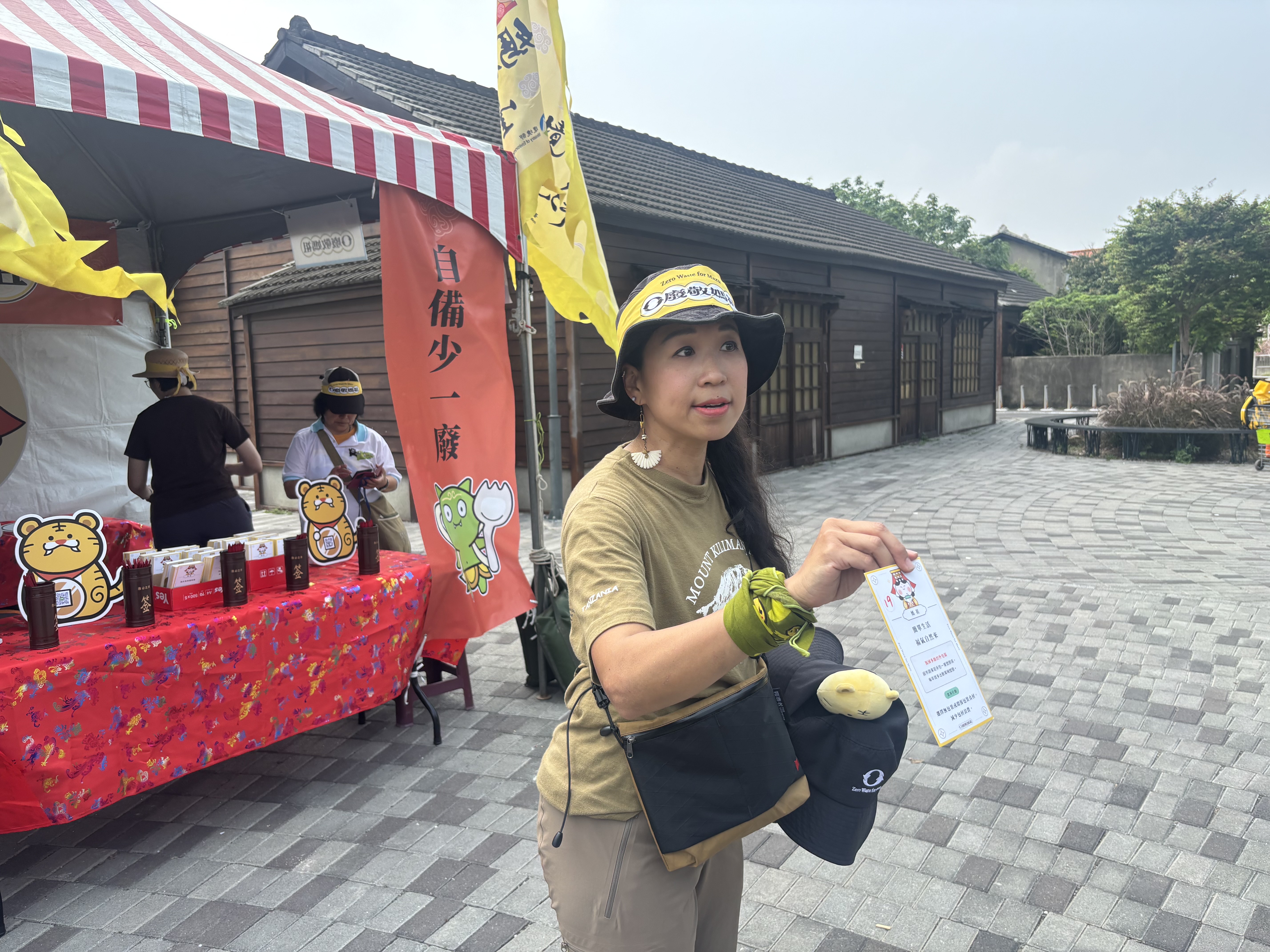 零廢敬媽祖行動發起人林映如示範攤位上的環保求籤互動遊戲。攝影：林昱妍