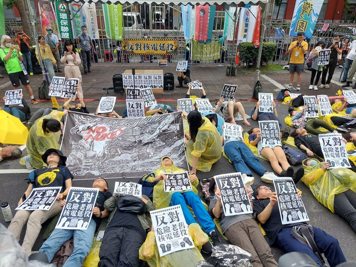 反核佔領忠孝西十年 今立院外「躺下」復刻行動 反藍營核電延役修法