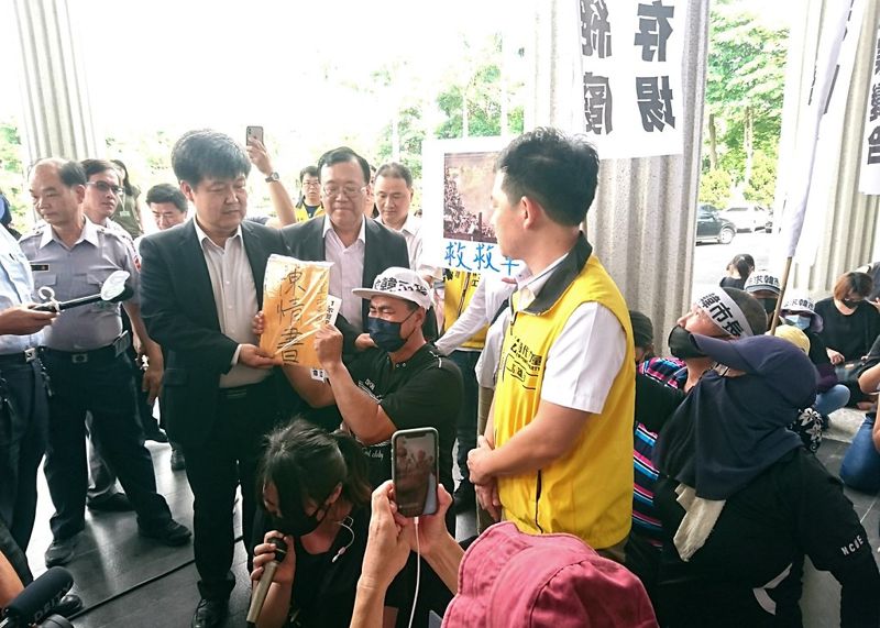 廢鐵廠違佔農地十多年 大寮居民下跪陳情：「市長救救我們！」