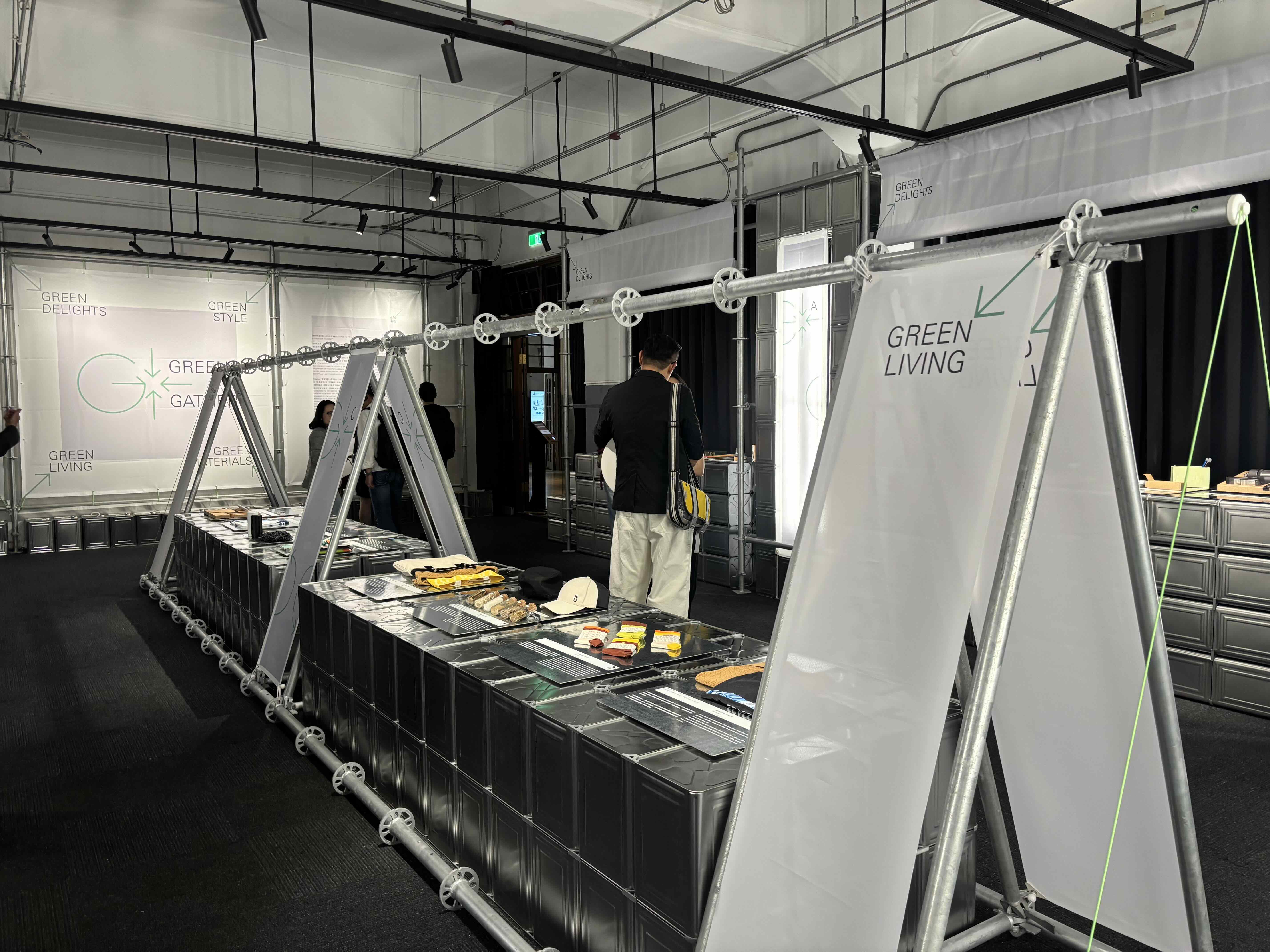 「Green Gather 綠集」循環商品展匯集27家業者、共174件循環設計的永續創新產品,開放民眾免費參觀,也可直接在商店購買現場的展品。攝影:林昱妍