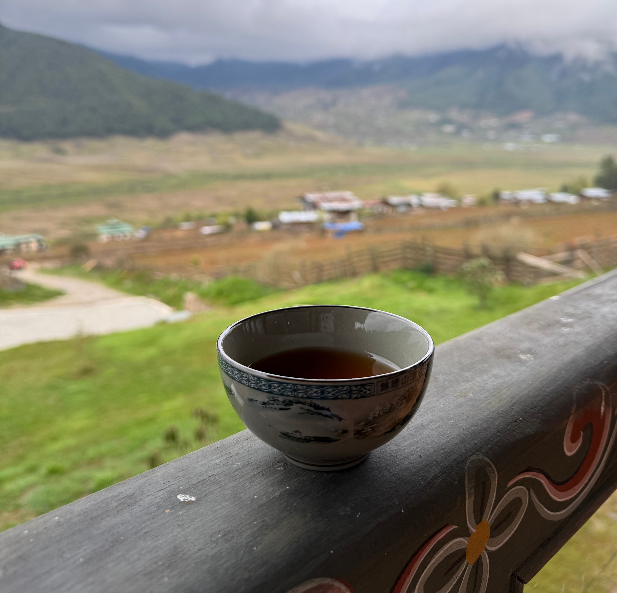寒冷的山谷有好喝的蘋果汁威士忌熱飲相伴，不丹的旅行是一個坦然又混亂的心靈體驗。攝影：黃海寧
