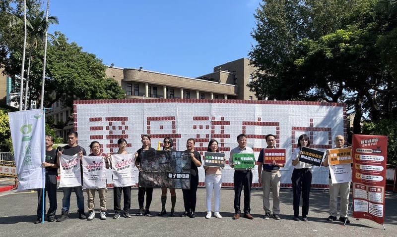 台灣80%蛋雞不自由 動社赴行政院籲停止新建格子籠養雞場