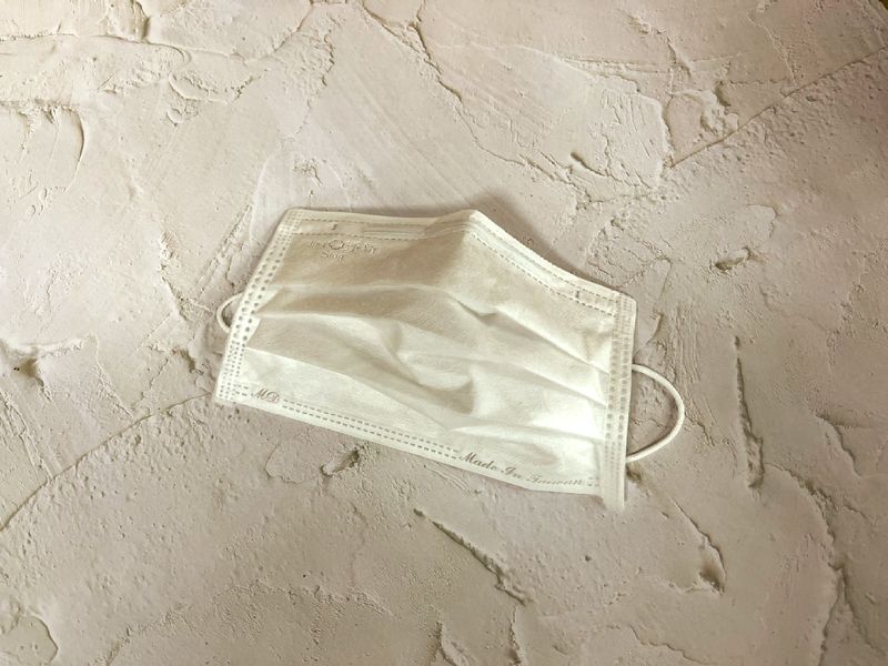 研究發現一片口罩老化成10億顆塑膠微粒 專家：人體影響尚待證實