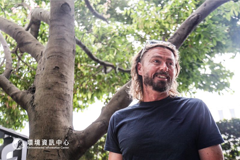 用鏡頭捕捉巨木：澳洲攝影家皮爾斯的攀樹旅程