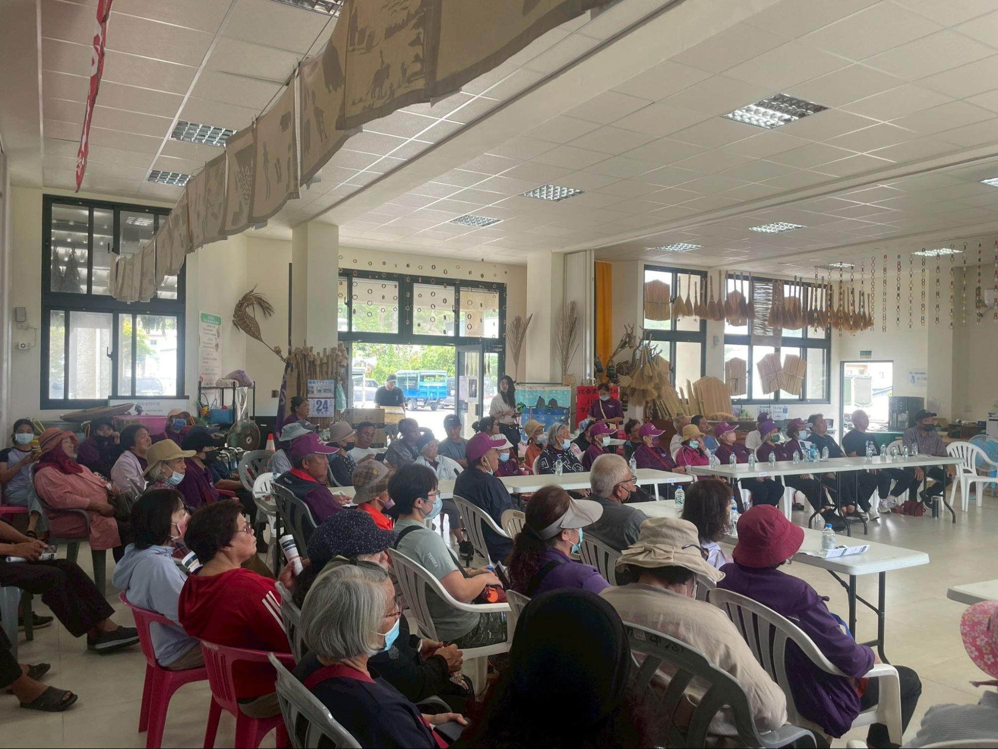 座談會場地佔用當地文化健康站的場地及長者的上課時間，營造很多長者參與的場面，實際上若沒有確實翻譯，很多長者根本不知道開發案的利弊影響。攝影：陽雨山