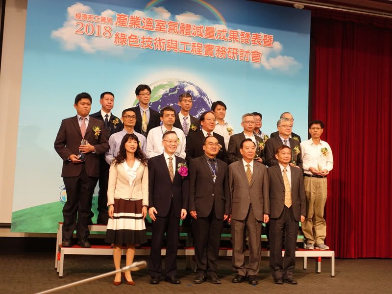 經部表揚減碳績優廠商 簡又新籲產業用兩大法寶跟上國際龍頭