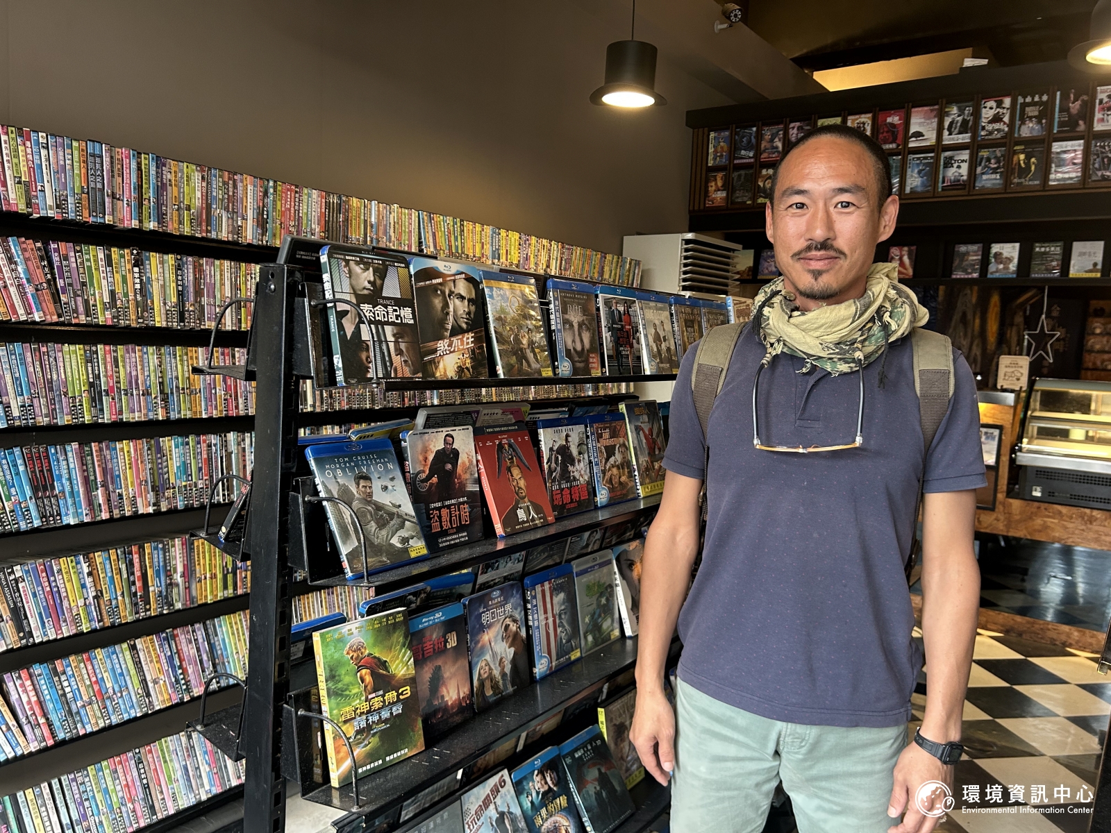 小楷10多年前替恆春最後一家DVD店改裝成咖啡店,也邀請父親過前來參觀,讓父母不要擔心他的生活。攝影︰袁慧妍