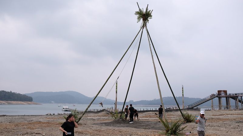 重現歷史 日月潭露出大片旱地 邵族潭邊鞦韆祭還原1958年老照片