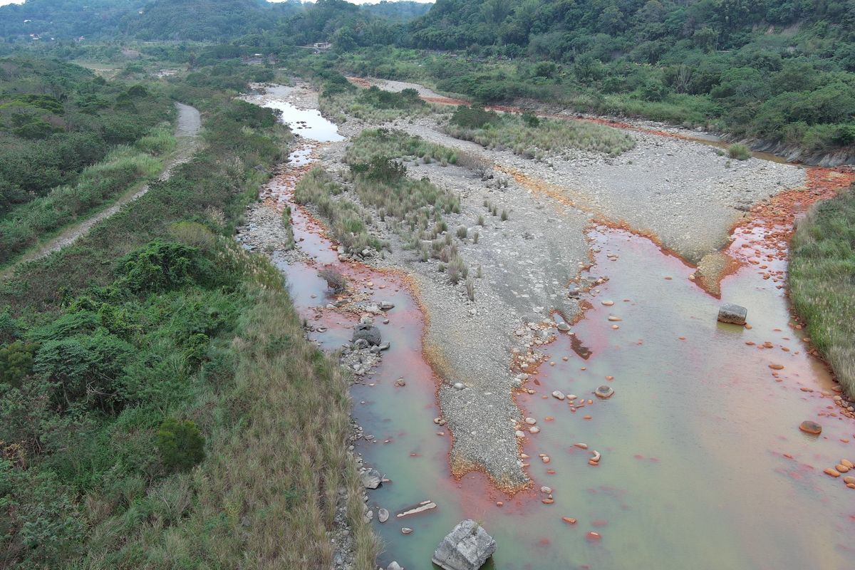 塑膠垃圾佯裝原料流出國外、廢酸液倒露營區…環檢警破獲重大環境犯罪