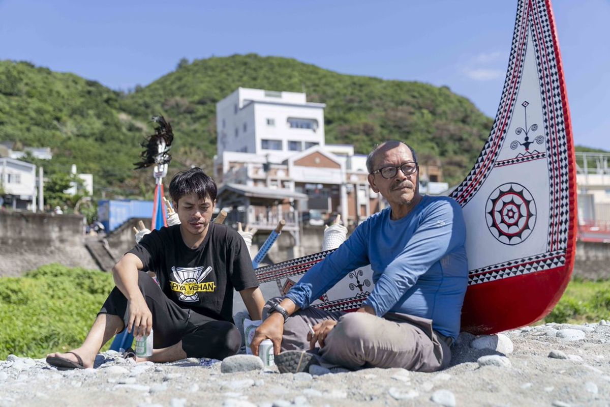 《大海浮夢》成舟的517日——導演周文欽記錄夏曼．藍波安父子在蘭嶼造舟
