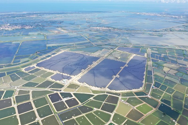 坐落嘉義鹽田 全台民營最大地面光電廠 70.2MW正式商轉