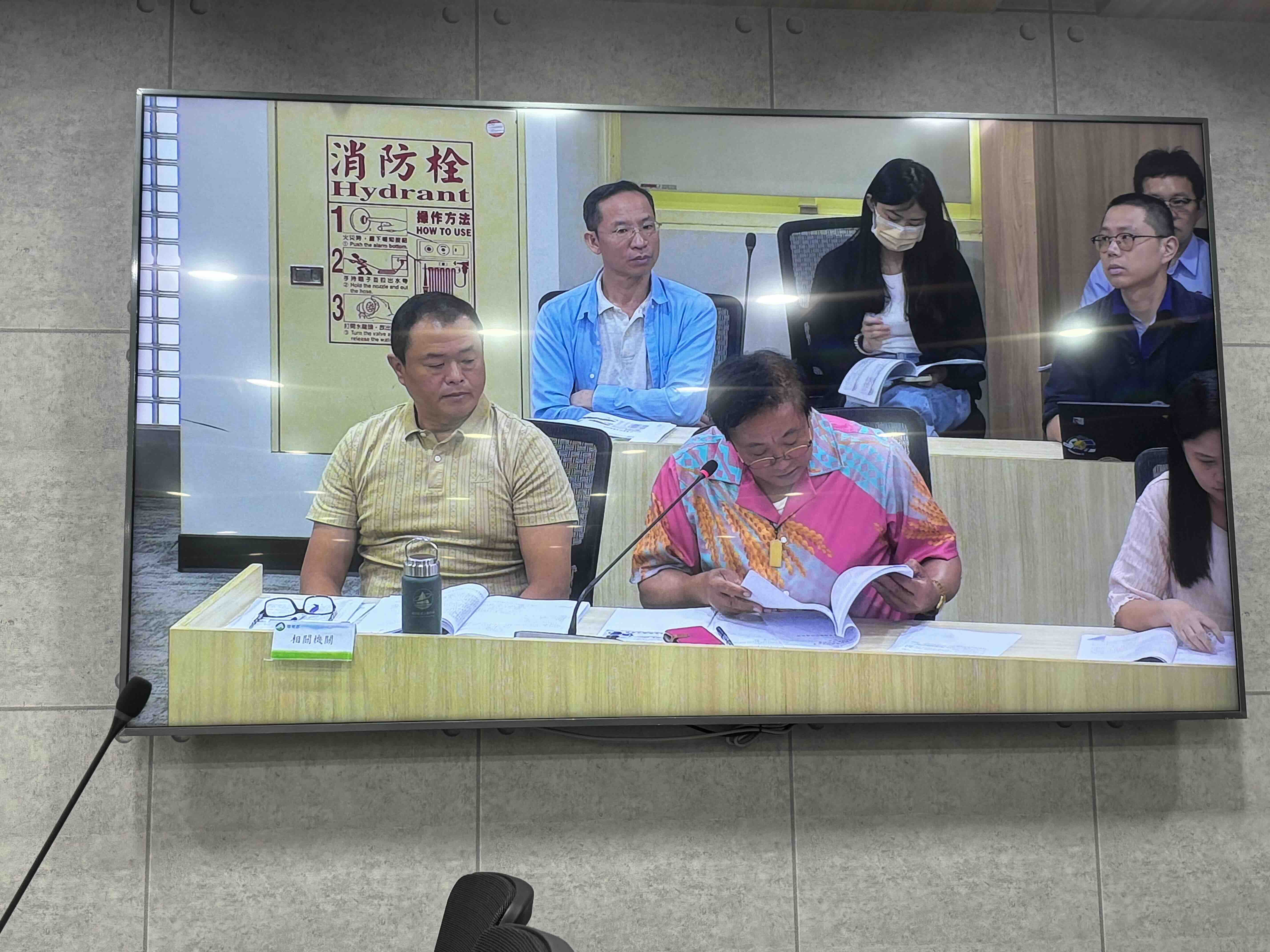 屏東縣滿州鄉鄉長古榮福(圖中粉衣者)建議,縣道200號可採高架拓寬以確保安全,並減少對現有交通的影響。攝影:林昱妍