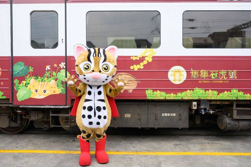 一鏡到底「追火車」! 「集集石虎號」穿梭綠隧好威風