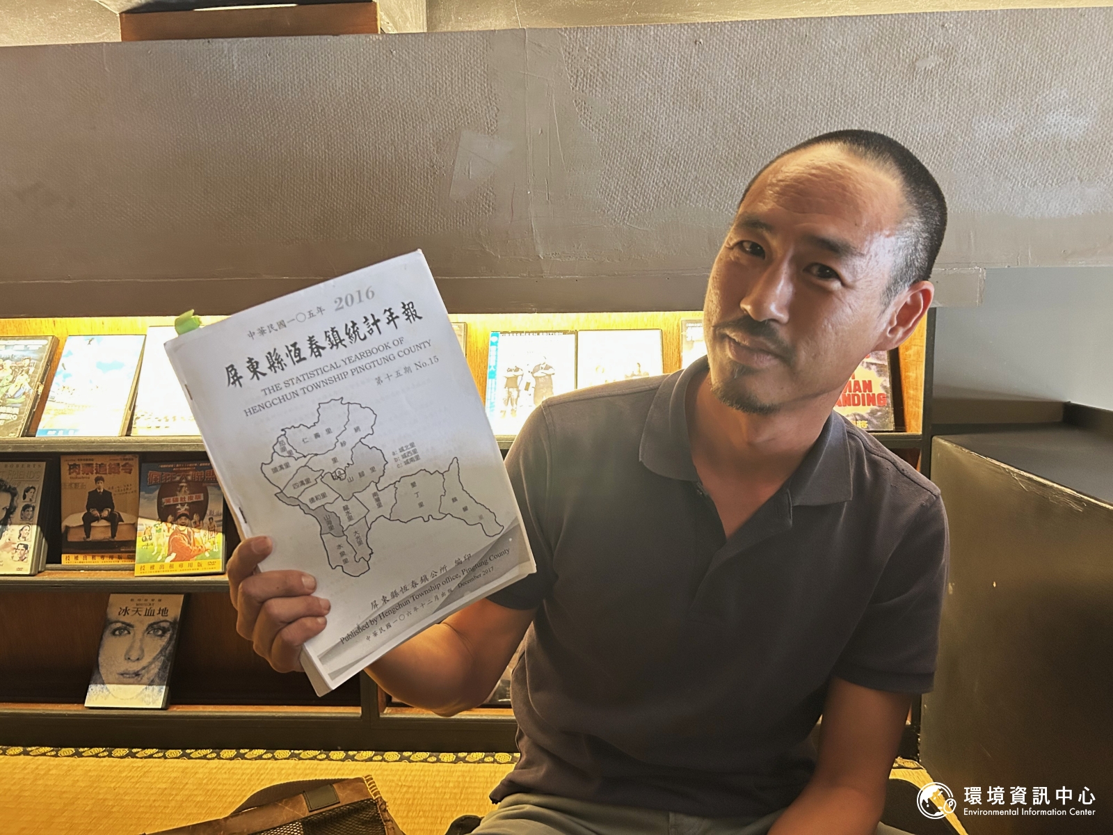 小楷研讀過去屏東縣恆春鎮的年報數據,心裡已有一連串想要倡議的公共議題。攝影︰袁慧妍