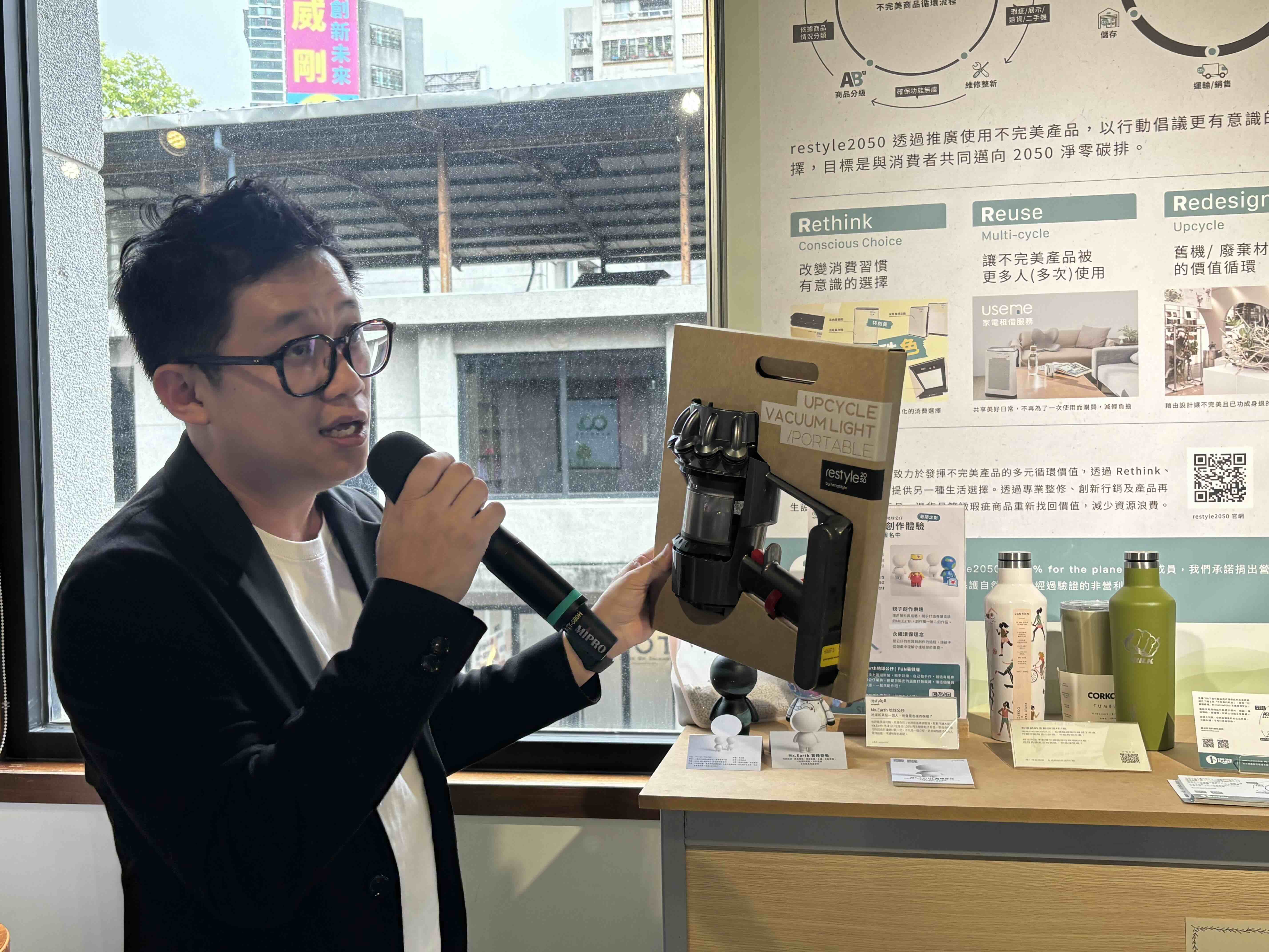 恆隆行策略新創部資深經理卞文俊展示與藝術家合作，使電器用品再生成為燈具。攝影：林昱妍