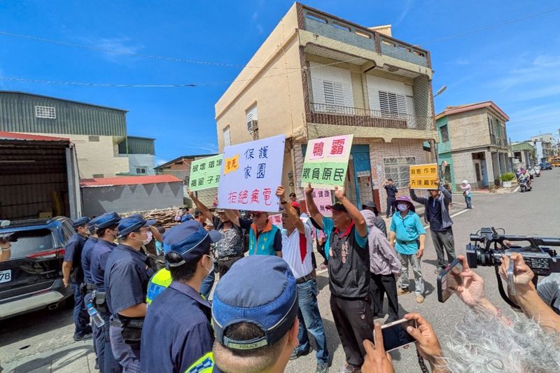 枋山陸域風電再開說明會 自救會抗議控違法動工 屏縣府：不同意開發