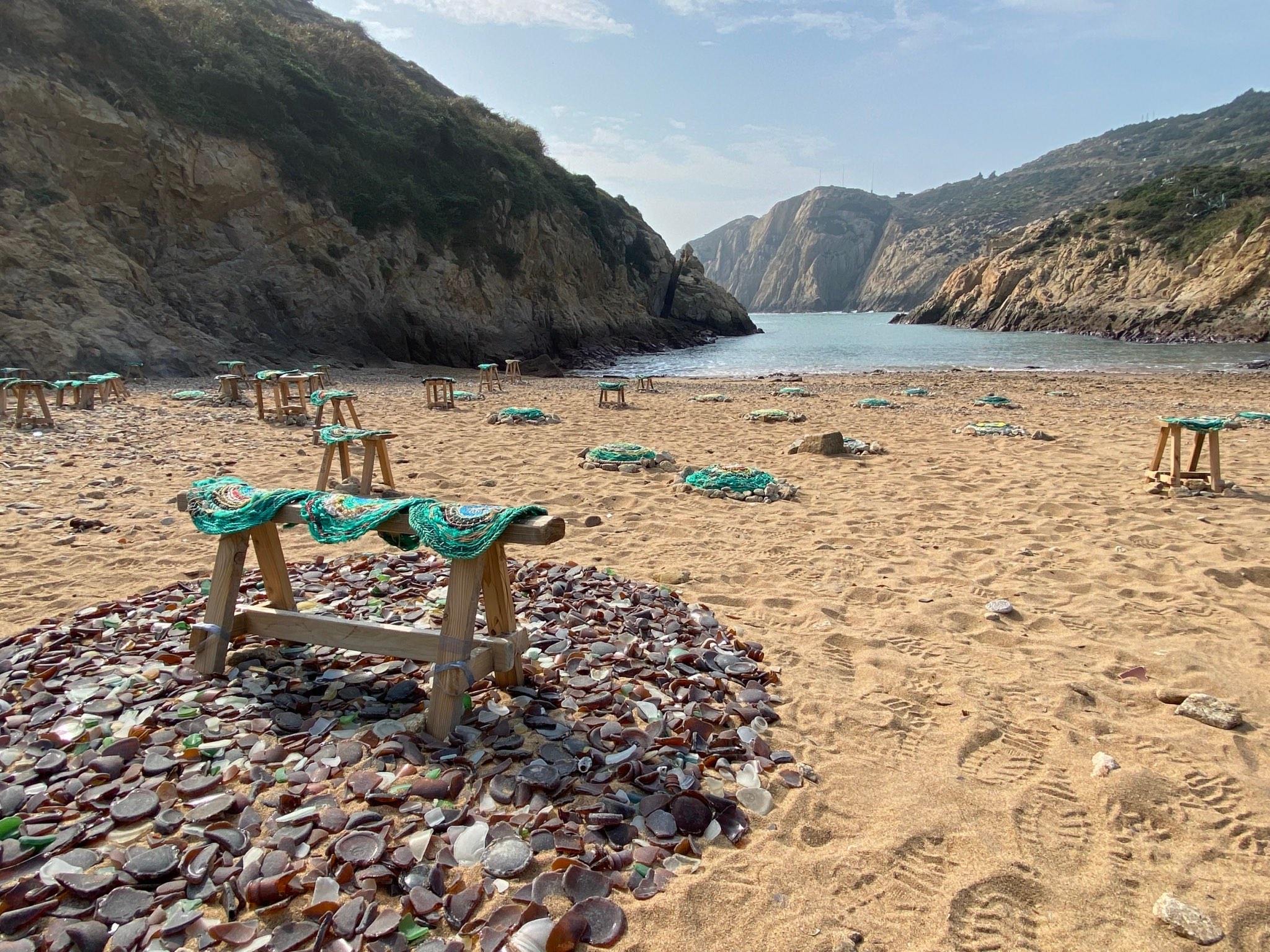以海邊廢棄魚網創作的《島塑椅》