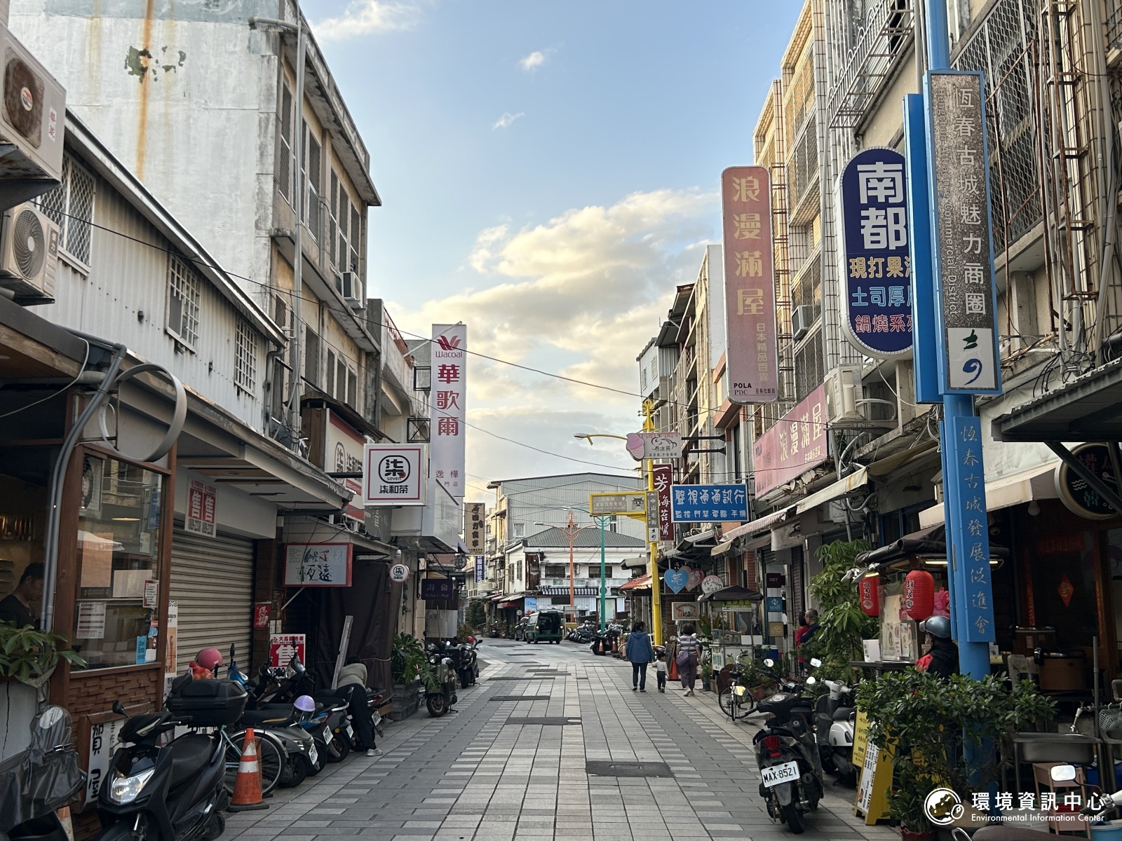 平日的恆春古城魅力商圈,人流極少,不少店沒開門,或者正等待出售舖位。攝影︰袁慧妍