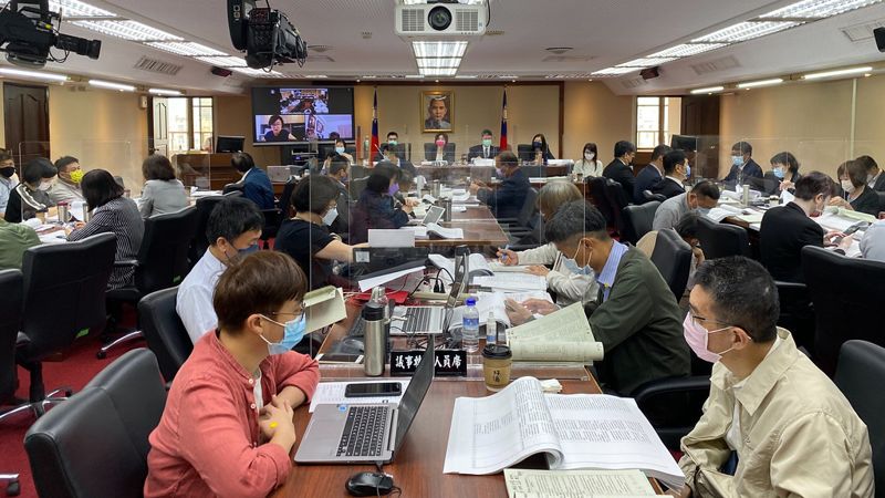立院初審通過氣候法 碳費等法條留待黨團協商 本會期三讀無望