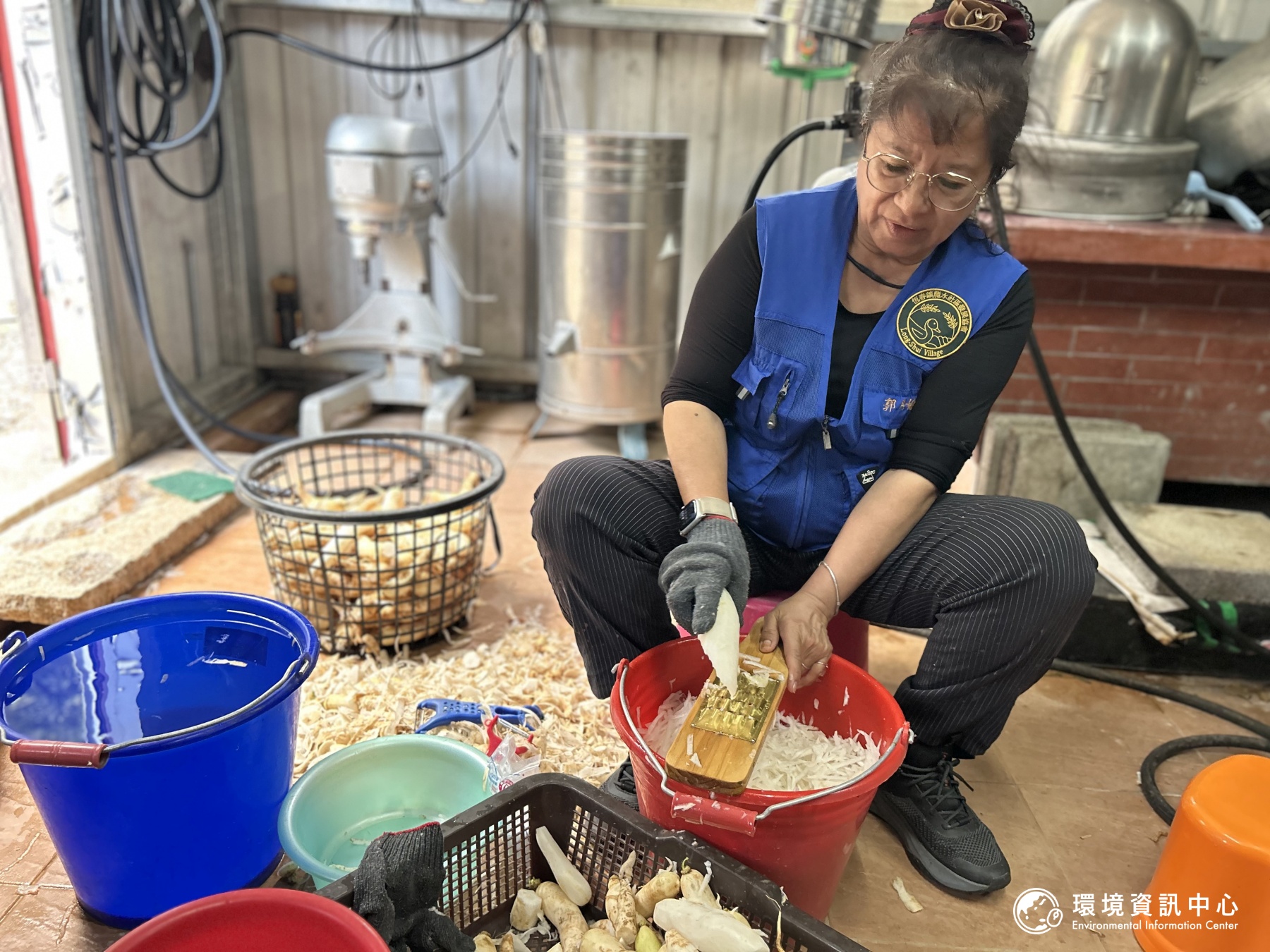 龍水社區總幹事郭月娥在接待客人的空檔時間,回到廚房削蘿蔔絲製作醃蘿蔔。攝影︰袁慧妍