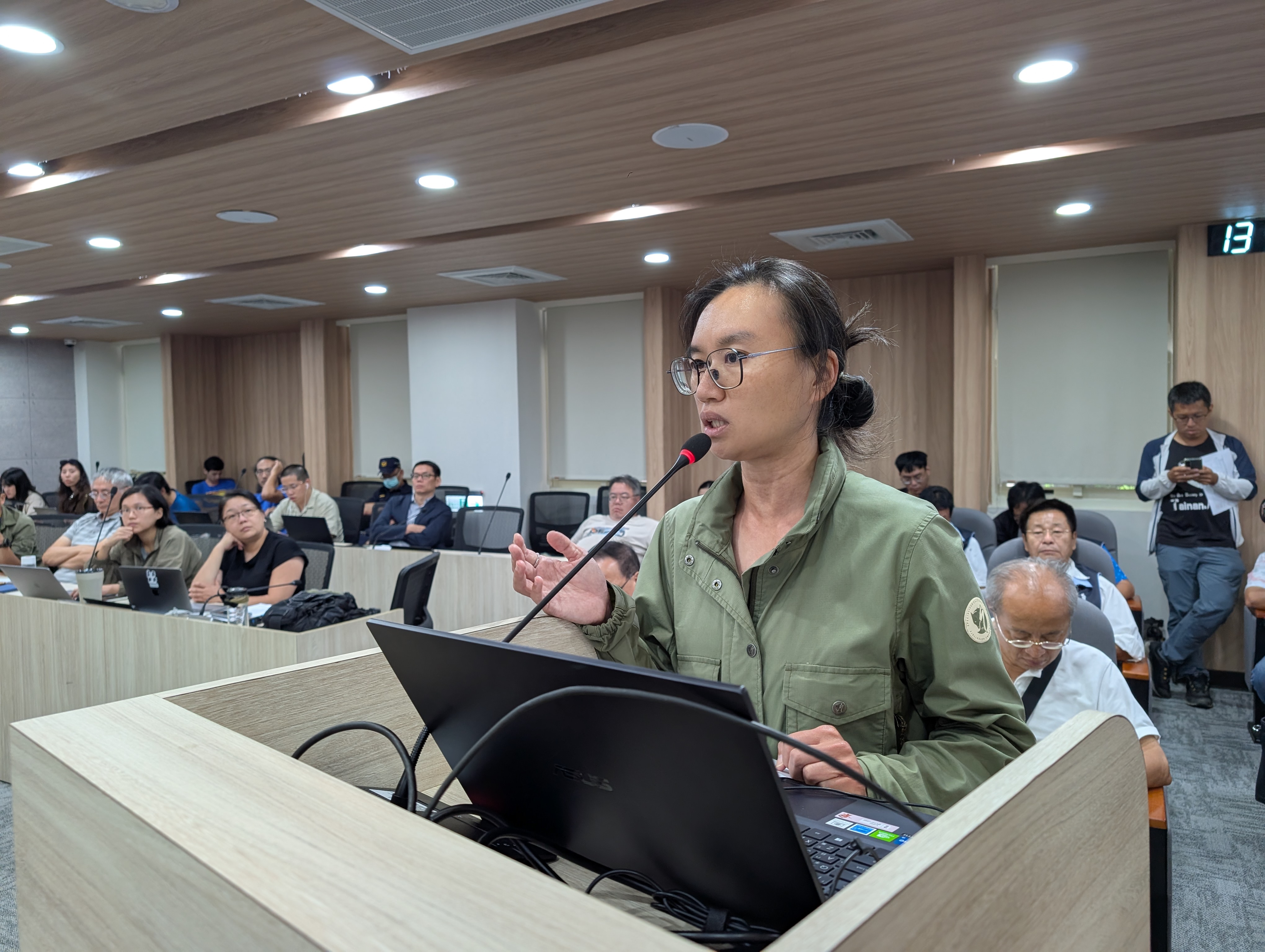 對於部分團體提出調查沙崙農場鼠類密度,台灣猛禽研究會秘書長蔡岱樺質疑可行性及人力成本問題。攝影:陳昭宏