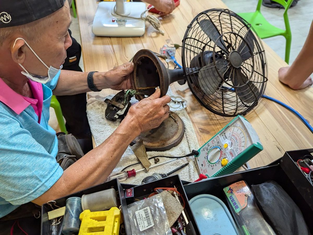 過世家人的收音機、搶救玩具車的孩子⋯他們為什麼走進維修咖啡館?