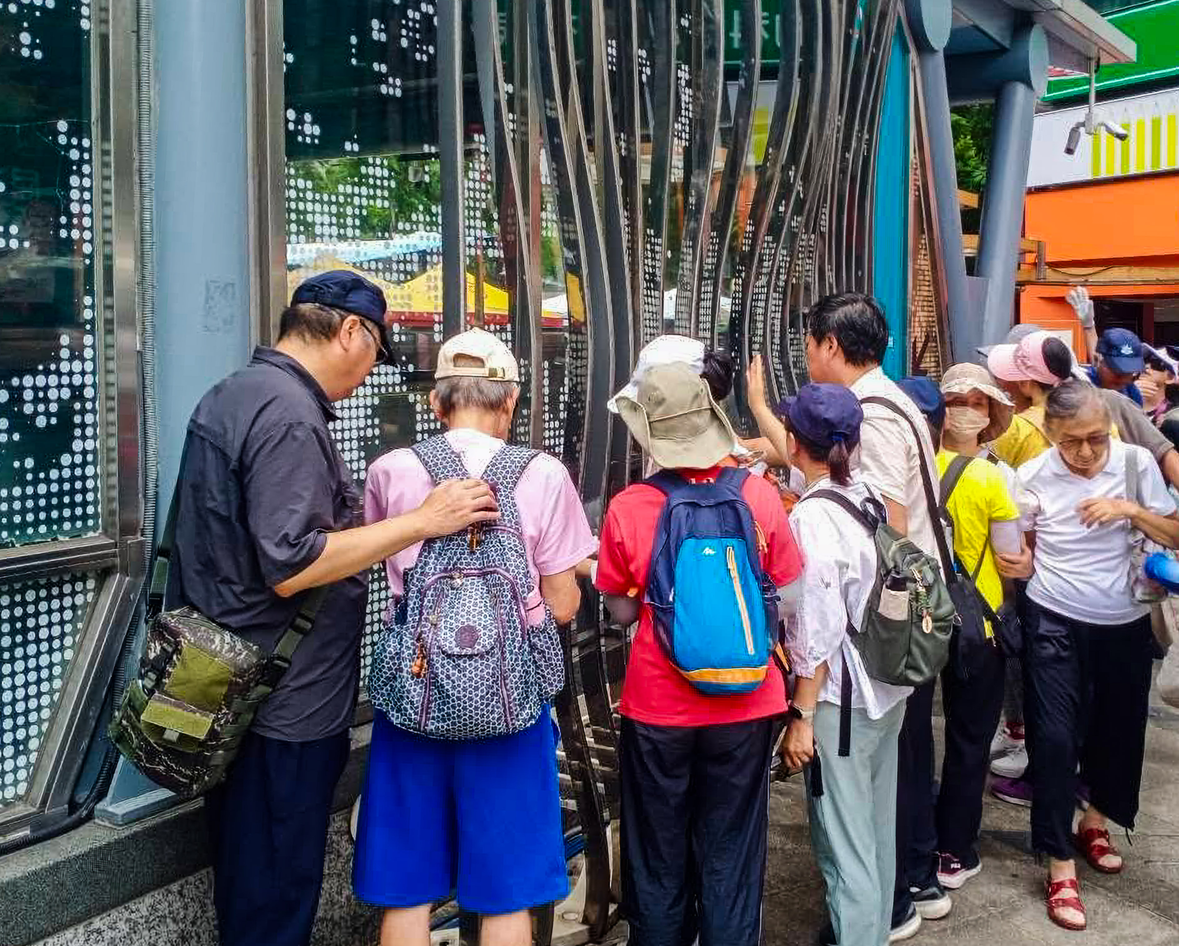 民眾在走讀活動中了解路邊的水相關公共藝術。圖片來源:擷取自梁老師的城市水學臉書專頁