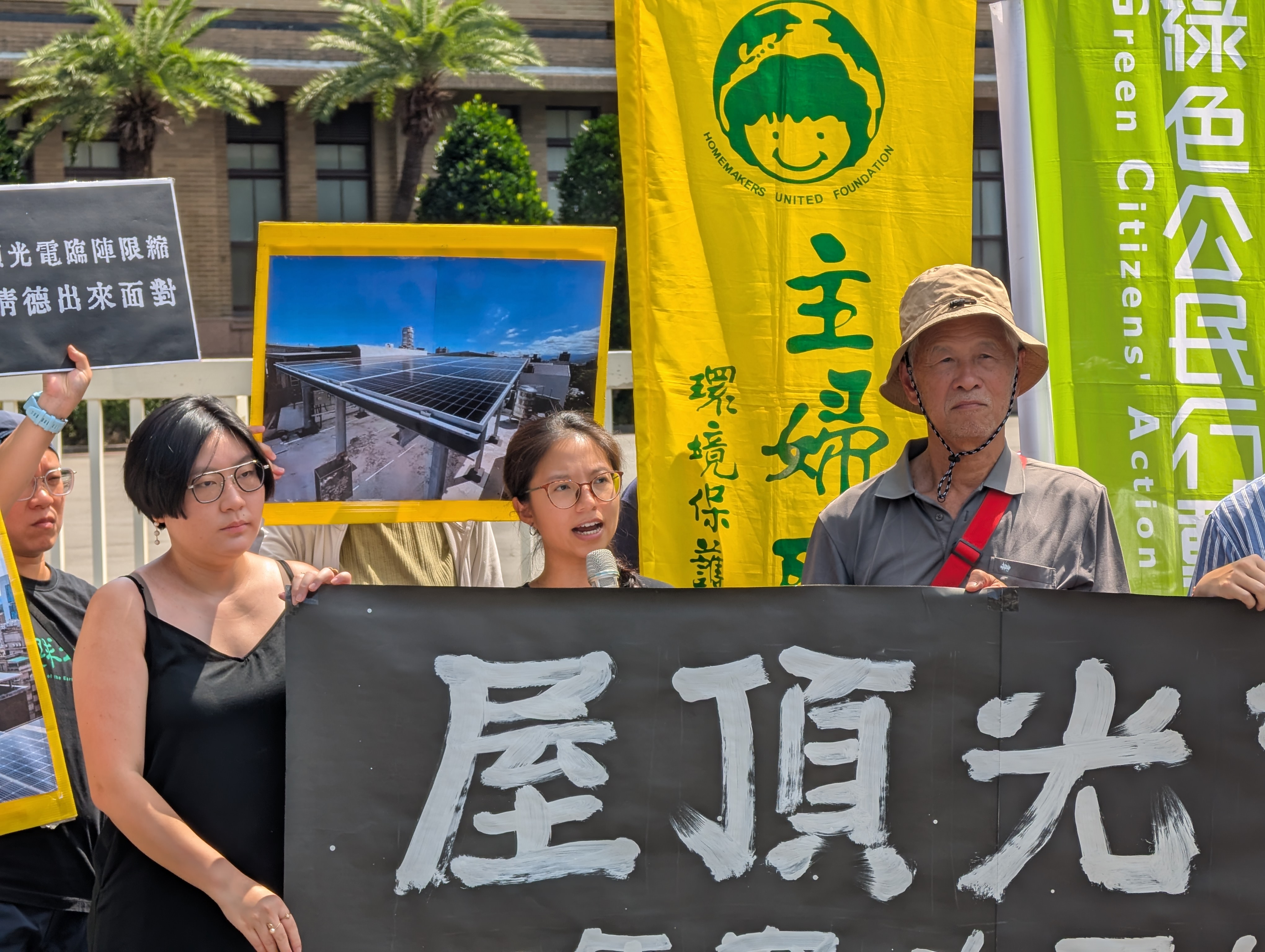 地球公民基金會議題專員林冠伶質疑,內政部及經濟部直接修正本次設備標準、並未經過草案預告,使人民失去陳述意見的機會。攝影:陳昭宏