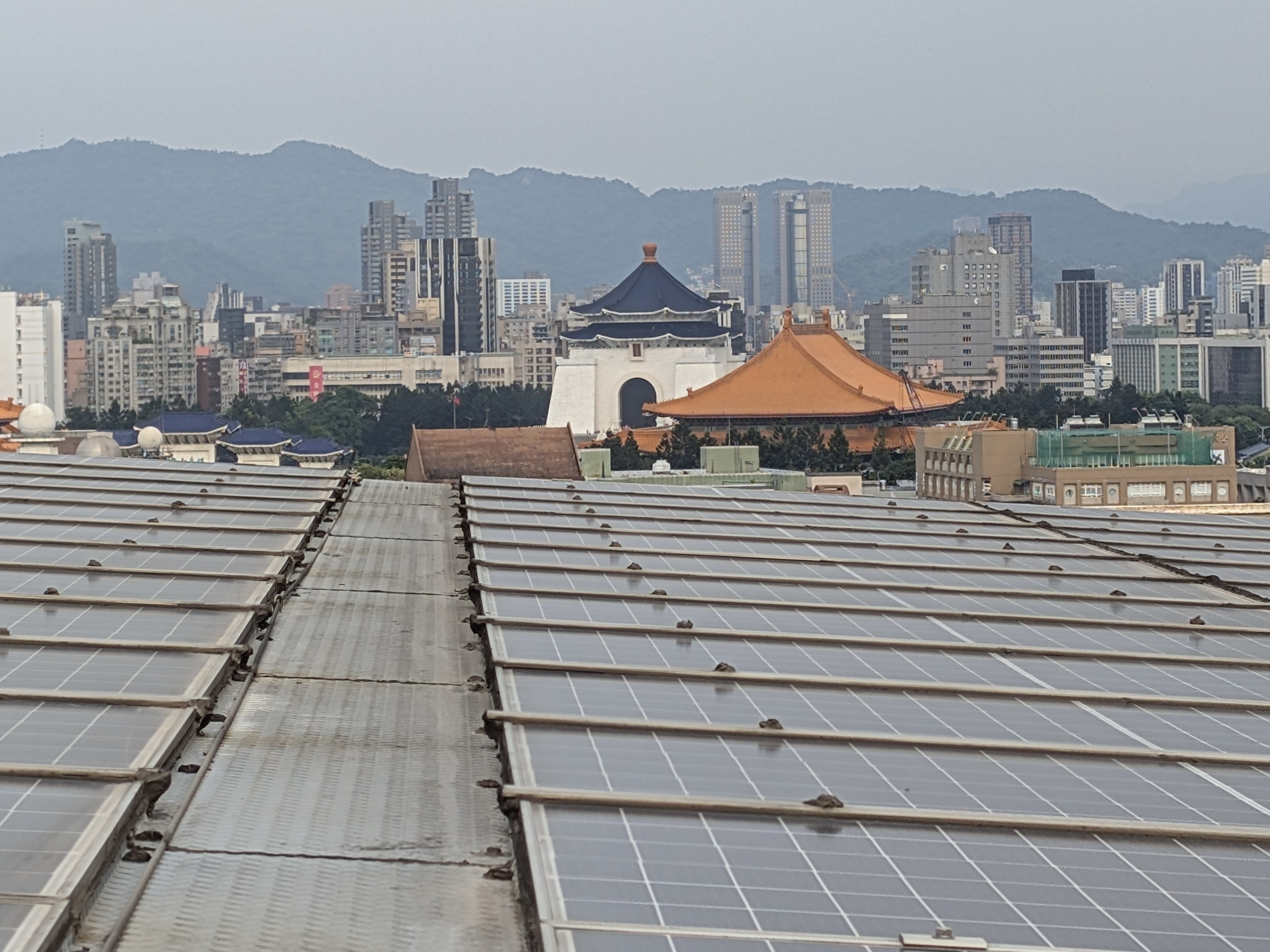 城市中的住宅裝設太陽光電,有助於增加電網韌性,並能在災害來臨時維持基本用電需求。攝影:陳昭宏