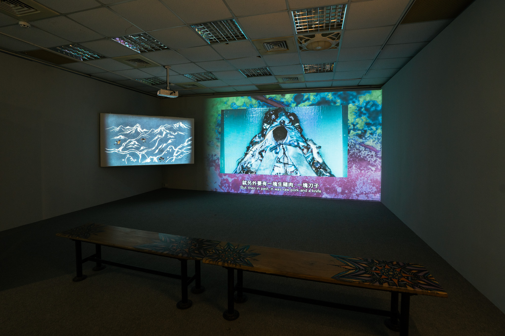 梁廷毓作品從台三線與平埔族群歷史切入,透過地方傳說、土地公廟與鬼魅論述,重新挖掘被忽略的族群邊界記憶。圖片來源:桃園市原住民族文化會館 提供