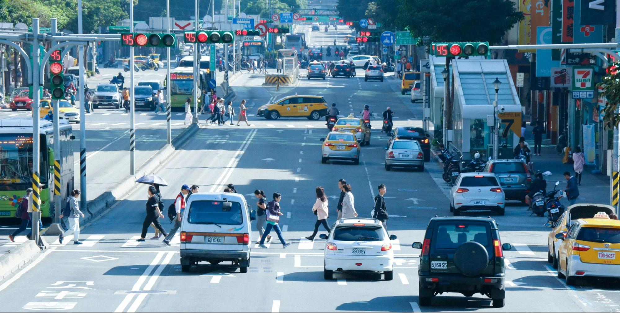 吳宜蒨指出,應推動道路空間重分配,優先保障步行與自行車,打造安全、連續、無障礙的主動運輸路網。圖片來源:Unsplash