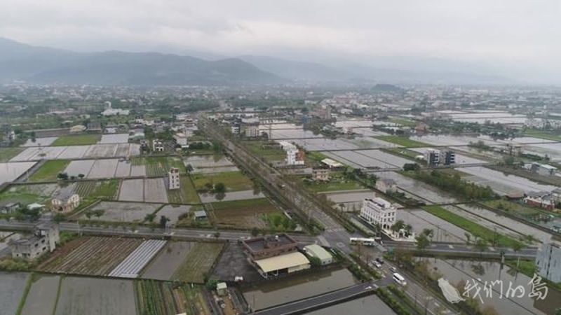 水泥蝕田 蓋在田中央的農舍