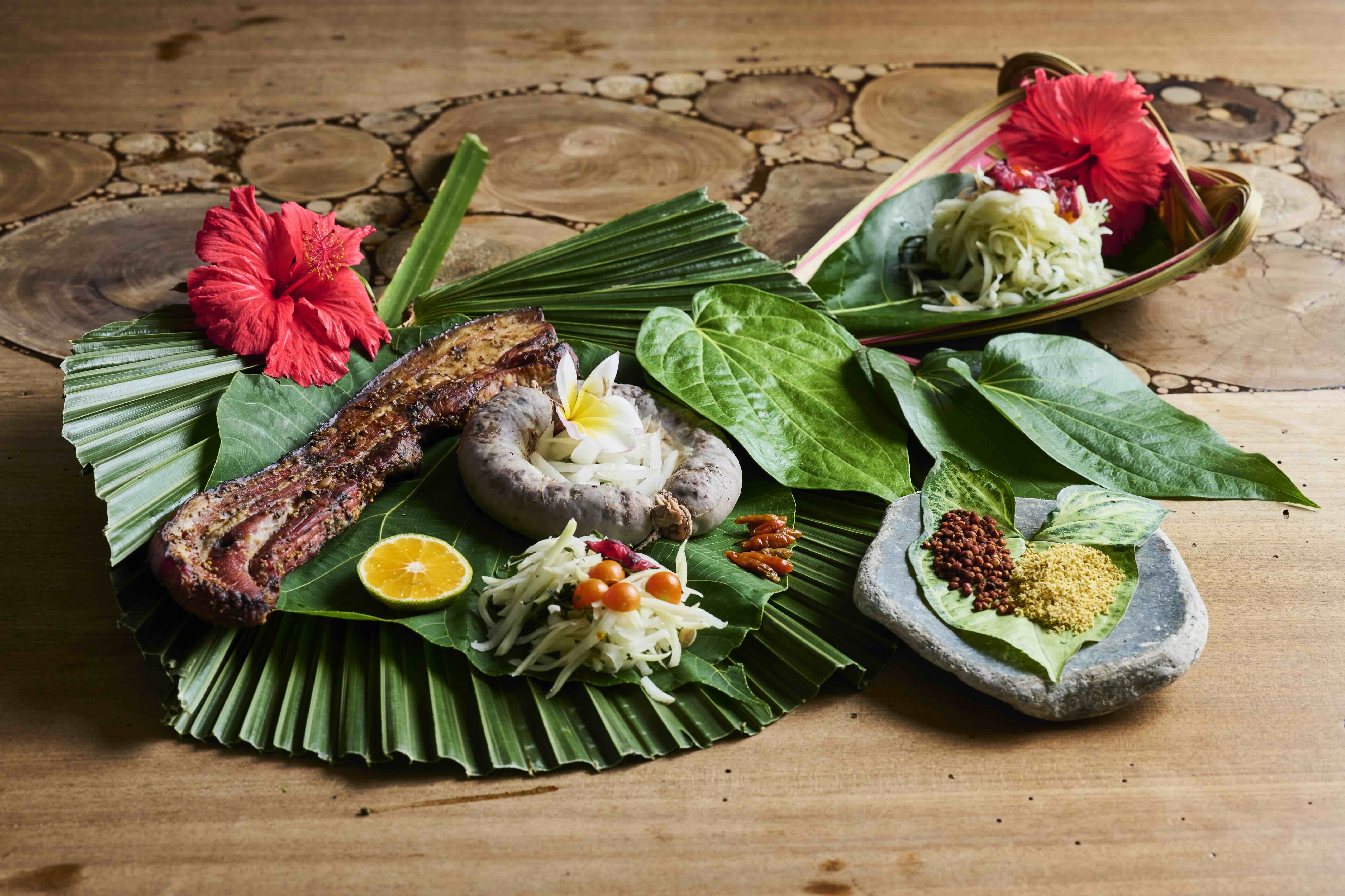 慢食節現場以自然素材承裝食物、自備環保餐具等方式，展現台東將傳統智慧融入當代生活的慢食精神。