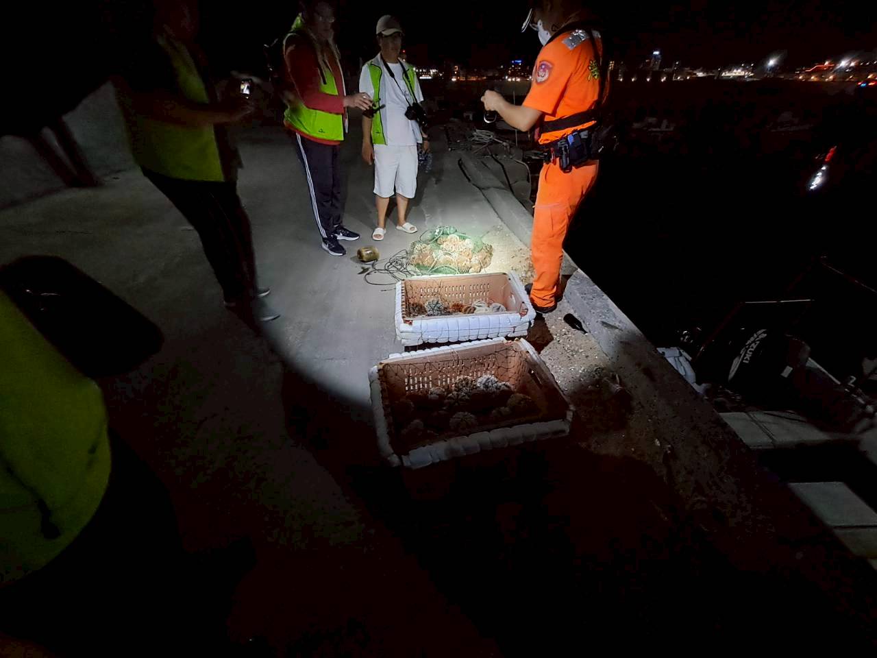查獲疑似違規採捕之馬糞海膽,全案依法送辦。圖片來源:海保署提供