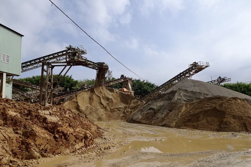 「積沙成塔」裸露揚塵全面管制 環署：估年減一座中火排放量