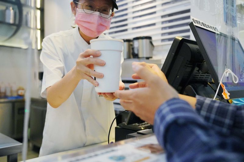 東亞首例 全家超商400家門市將大規模導入循環杯 綠色和平籲其他業者跟進