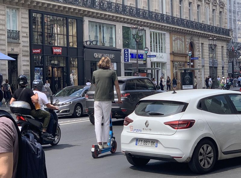 減碳助手成交通殺手 曇花一現的巴黎共享滑板車